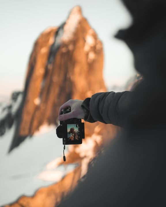 Thomas fotograferer fjelltoppen Segla i gyllent kveldslys