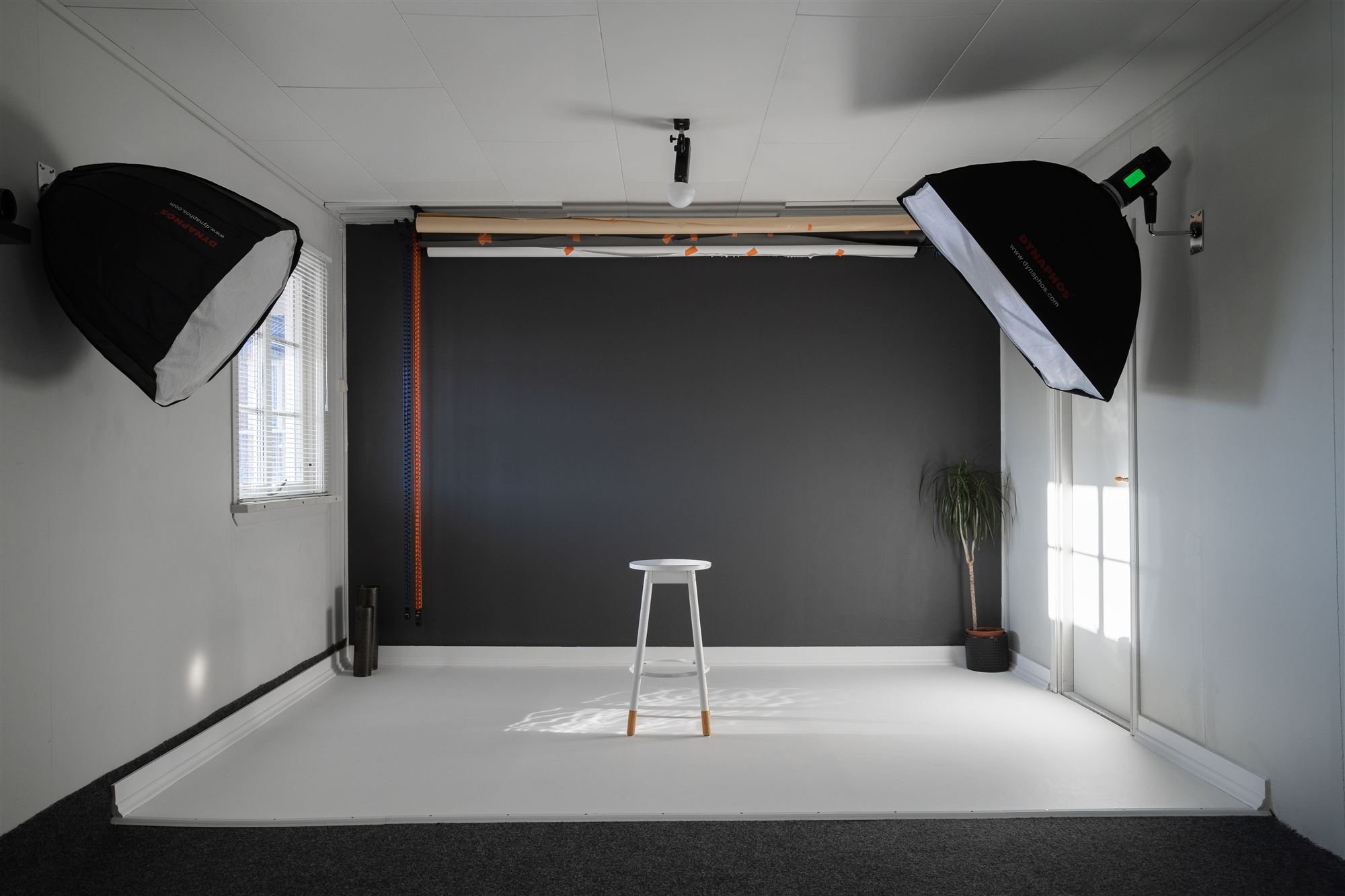 Fotostudio hjemme hos Thomas, med lyssetting og krakk